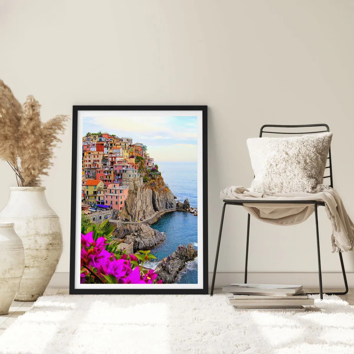 Plakat i sort ramme - Udsigt over farverige bygninger på en klippe over havet - 50x70cm - En grinende by - Moderne vægdekoration til stue og soveværelse ARTTOR