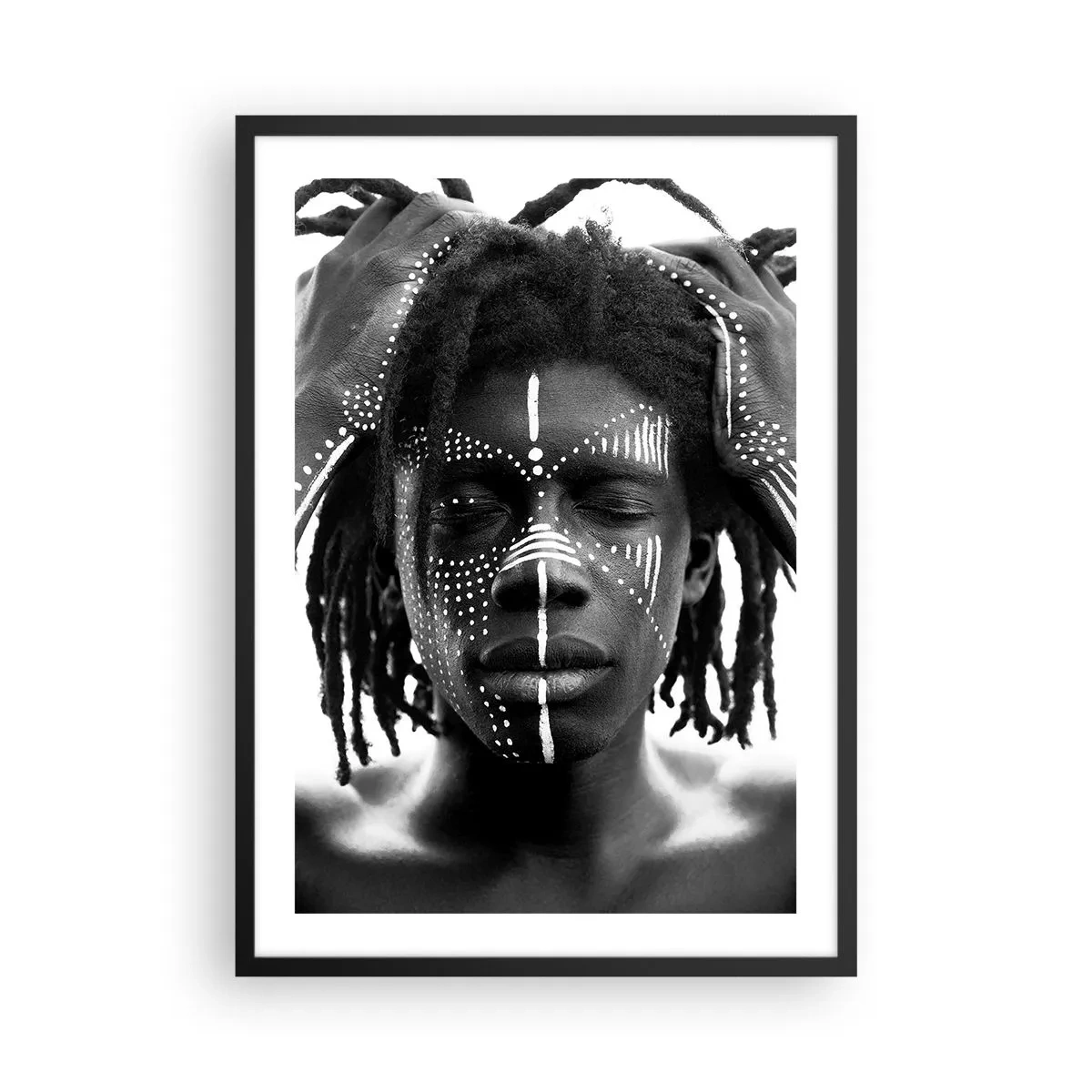 Plakat i sort ramme - En mand med hvide malerier på sit ansigt og sine hænder - 50x70cm - Hvor er du? - Moderne vægdekoration til stue og soveværelse ARTTOR