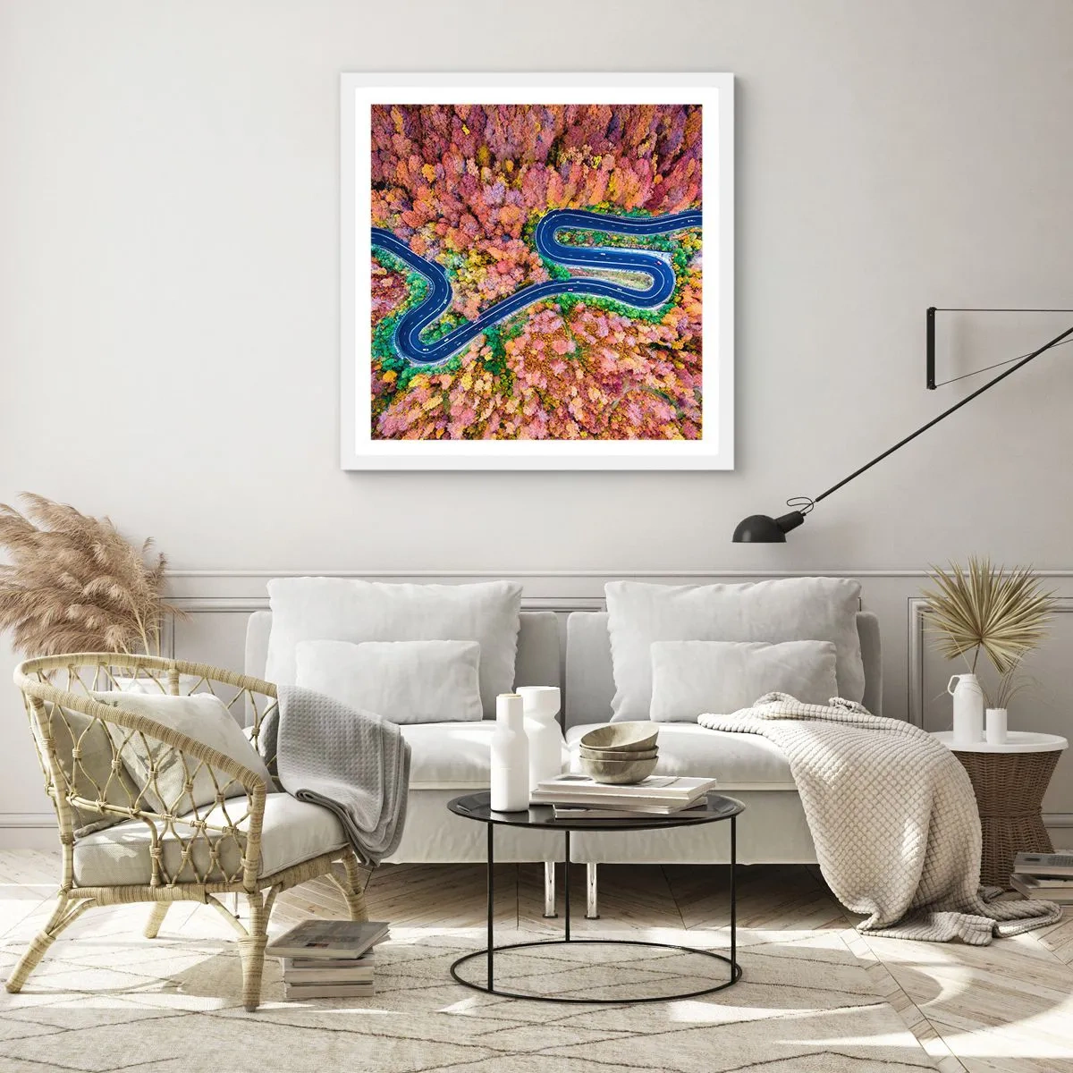 Plakat i hvid ramme - En snoet vej gennem skoven - 60x60 cm