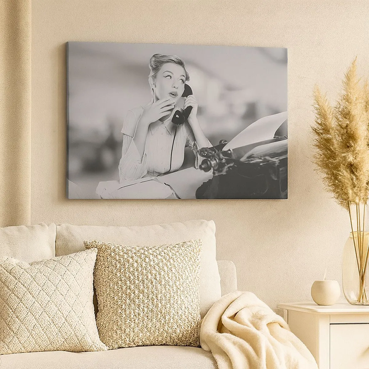 Lærredstryk - Billede på lærred - En kvinde taler i telefon ved en skrivemaskine - 70x50cm - Hej, vi er i 1950'erne. - Moderne vægdekoration til stue og soveværelse ARTTOR
