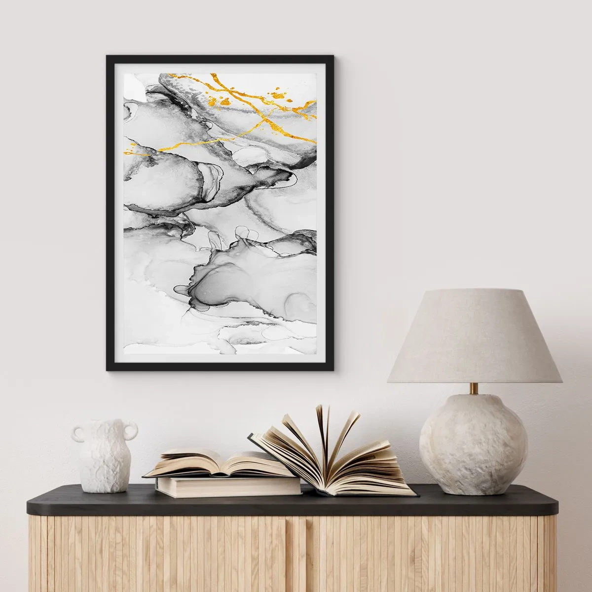 Plakat i sort ramme - En abstrakt komposition i grå nuancer med gulddetaljer. - 50x70cm - Sammensætning med guldmotiv - Moderne vægdekoration til stue og soveværelse ARTTOR