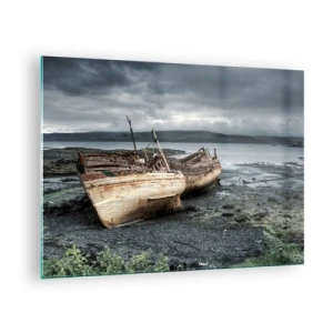 Billede på glas - To forfaldne træbåde på søens klippefyldte bred - 70x50cm - "Som et tegn på værdige strabadser opfyldt" - Moderne vægdekoration til stue og soveværelse ARTTOR