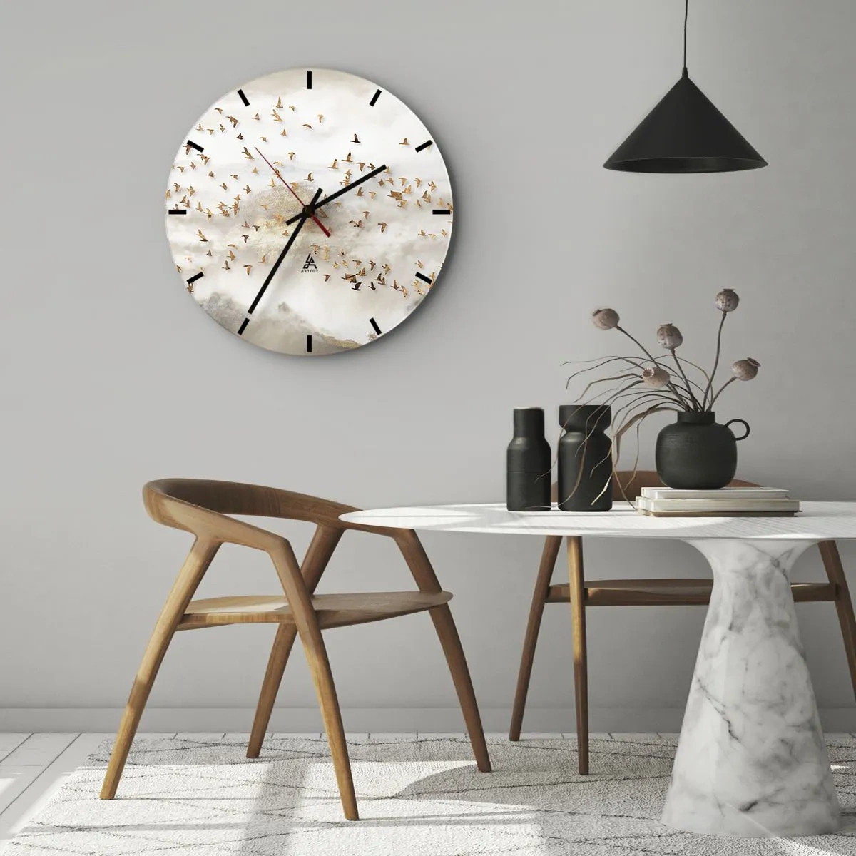 Vægur, Uret - En flok fugle, der flyver mod baggrunden af bjerge i en delikat tåge - 30x30cm - Det er på tide... - Moderne vægdekoration til stue, køkken og soveværelse ARTTOR