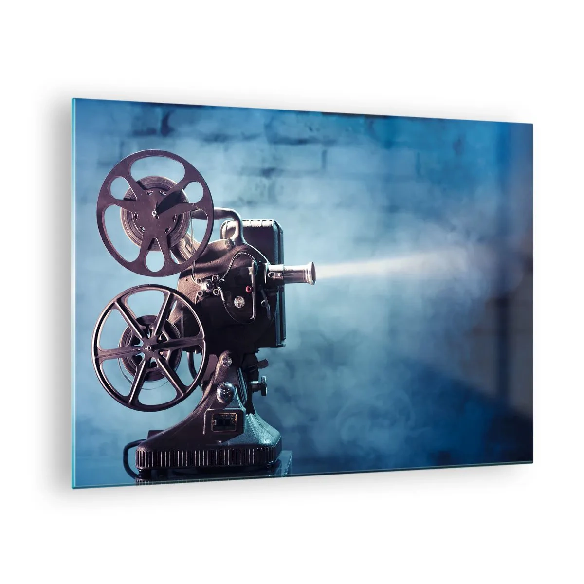 Billede på glas - Et filmkamera i retrostil mod en blå væg - 70x50cm - I en gammel biograf - Moderne vægdekoration til stue og soveværelse ARTTOR