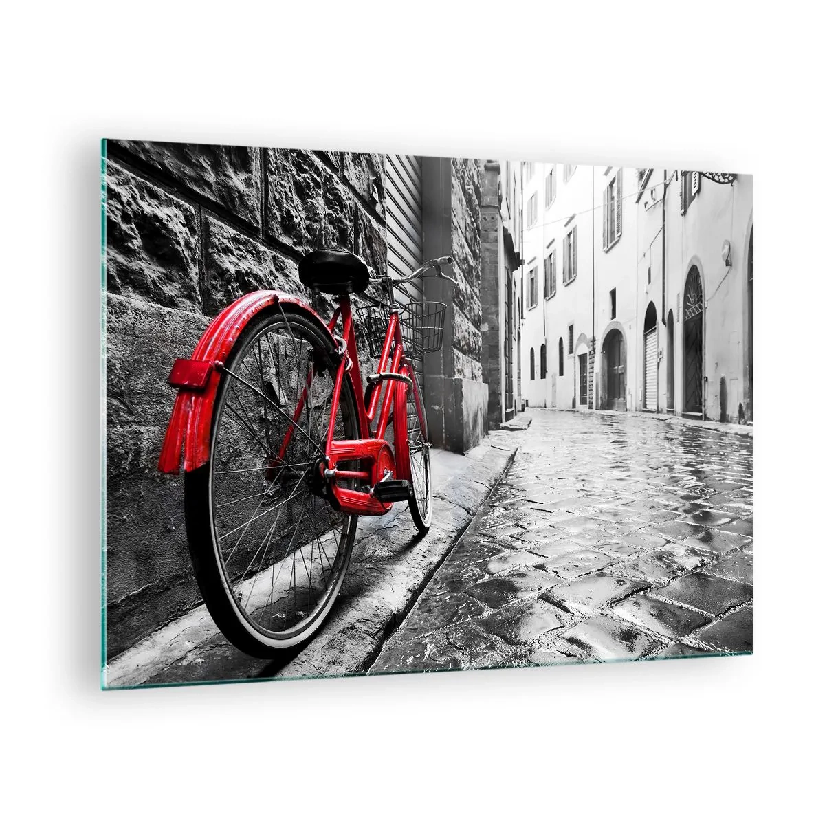 Billede på glas - En rød cykel på en brostensbelagt gade med en monokrom baggrund. - 70x50cm - Ægte skønhed ældes ikke - Moderne vægdekoration til stue og soveværelse ARTTOR