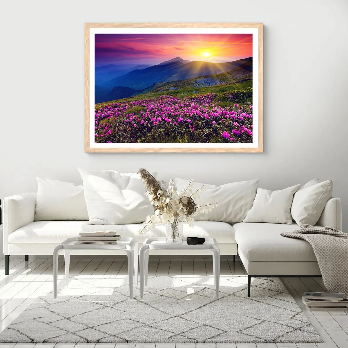 Plakat i ramme af lyst egetræ - ... Og rundt omkring dufter det af fyrretræer og krydderurter - 50x40 cm