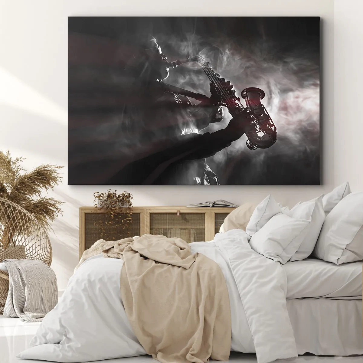 Lærredstryk - Billede på lærred - Saxofonist i røg på scenen i atmosfærisk sort og rødt - 70x50cm - I jazzens dampe - Moderne vægdekoration til stue og soveværelse ARTTOR