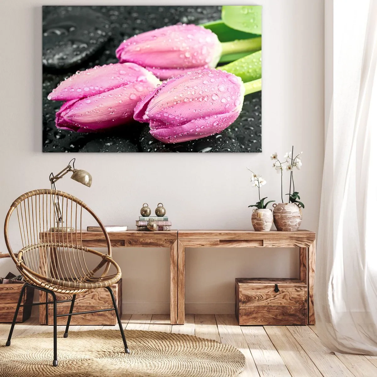 Lærredstryk - Billede på lærred - Tre lyserøde tulipaner med vanddråber på en sort baggrund - 70x50cm - Lilla tre på sort sten - Moderne vægdekoration til stue og soveværelse ARTTOR