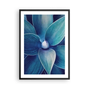 Plakat i sort ramme - Detalje af en stor blomst i blå nuancer - 50x70cm - Blå fra himlen - Moderne vægdekoration til stue og soveværelse ARTTOR