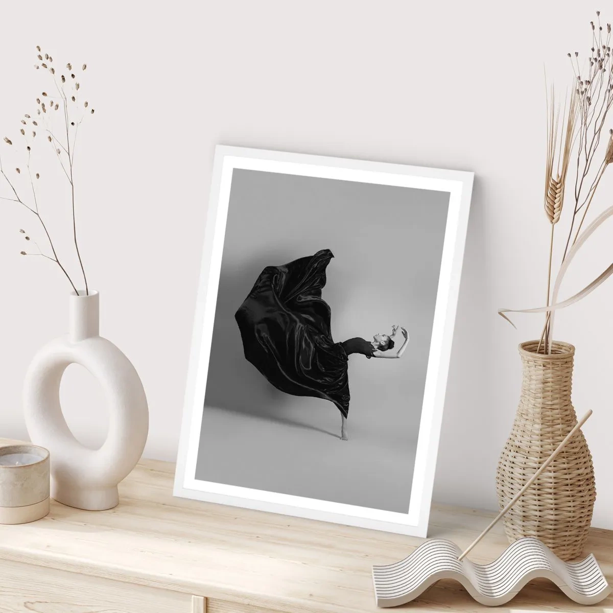 Plakat i hvid ramme - Bevinget af musik - 50x70 cm