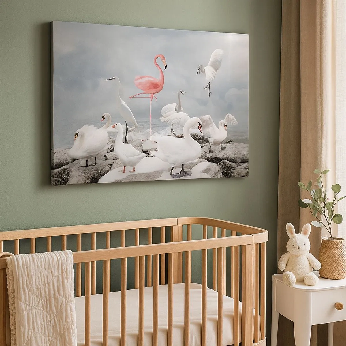 Lærredstryk - Billede på lærred - En lyserød flamingo blandt hvide svaner mod en sø som baggrund - 70x50cm - Hvor kommer jeg fra? - Moderne vægdekoration til stue og soveværelse ARTTOR