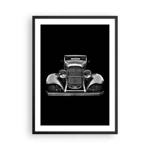 Plakat i sort ramme - Sort-hvidt fotografi af en klassisk bil mod en sort baggrund - 50x70cm - En sand genelman - Moderne vægdekoration til stue og soveværelse ARTTOR