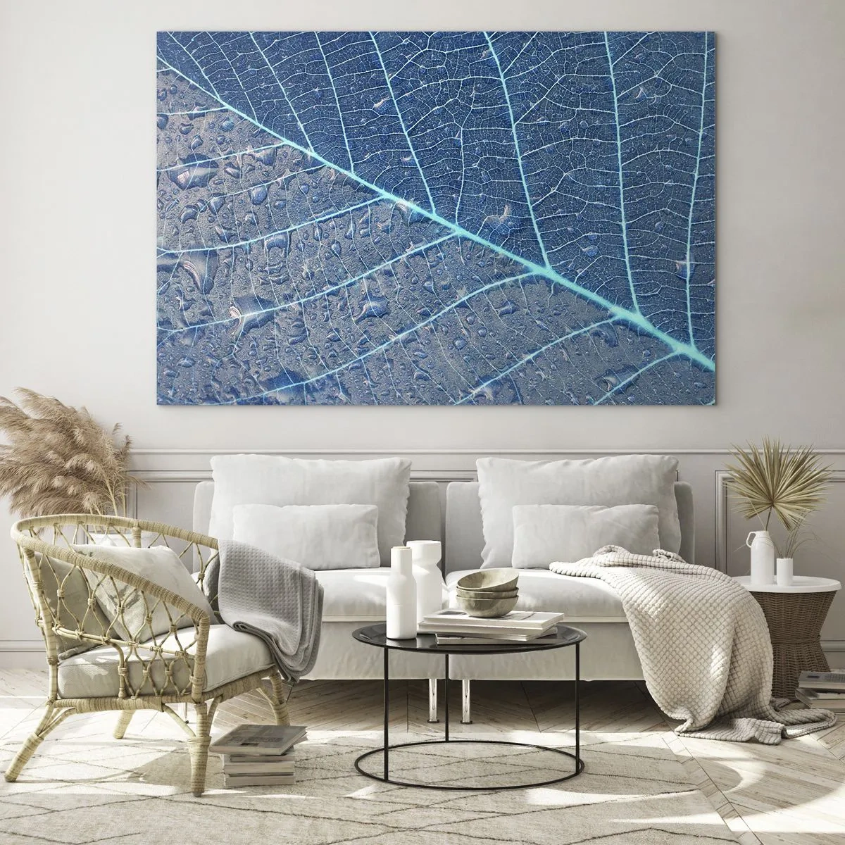 Billede på glas - Makrofotografi af et blad med vanddråber i blå nuancer - 70x50cm - Livet i det blå - Moderne vægdekoration til stue og soveværelse ARTTOR