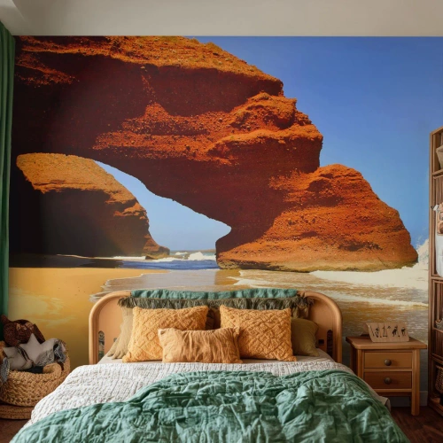 Fototapet Standard Eco - Rød klippebue på havkysten - 100x70cm - Vand og vind i tusindvis af år - Moderne vægdekoration til stue og soveværelse ARTTOR
