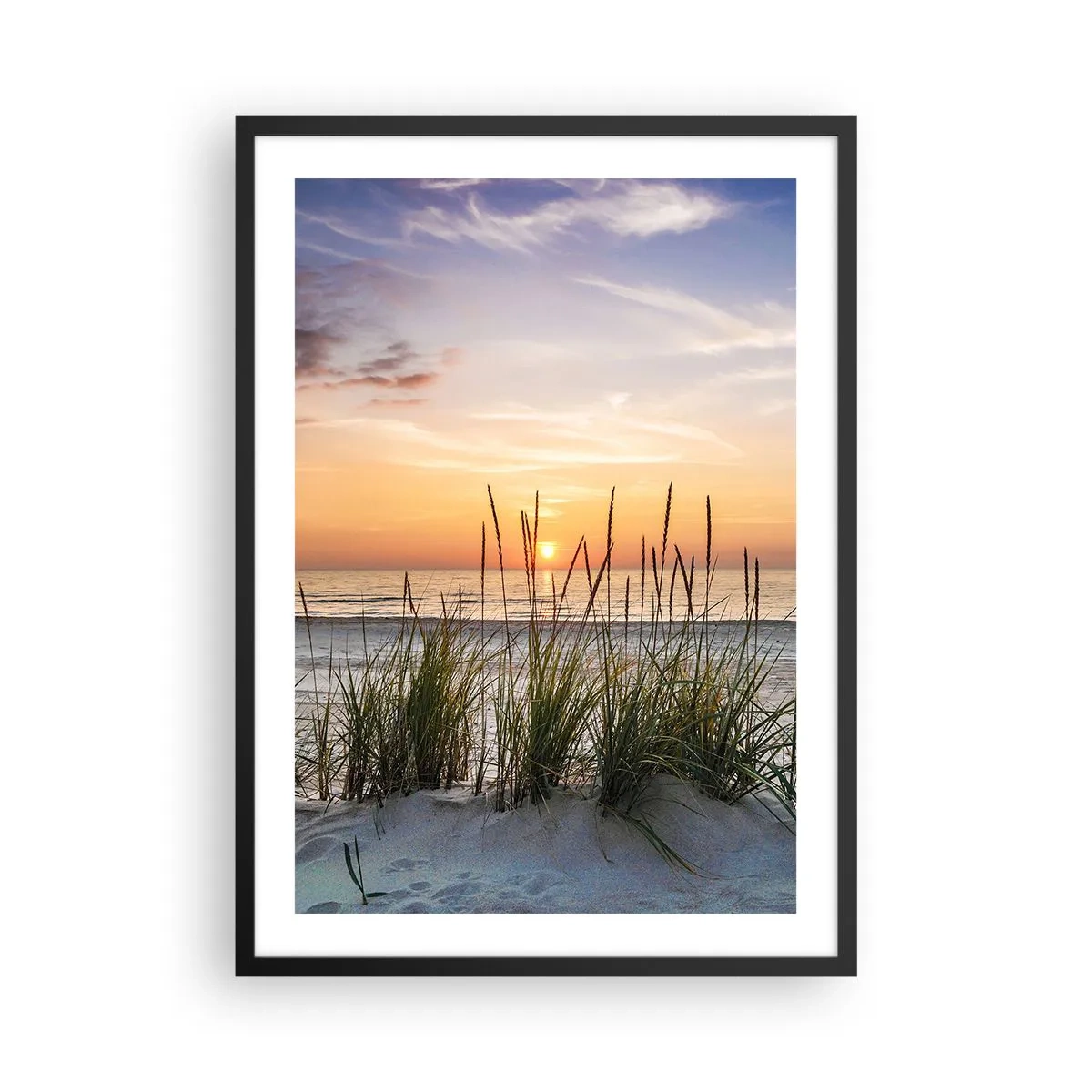 Plakat i sort ramme - Strand med vegetation ved solopgang - 50x70cm - Se, tænk, føl - Moderne vægdekoration til stue og soveværelse ARTTOR