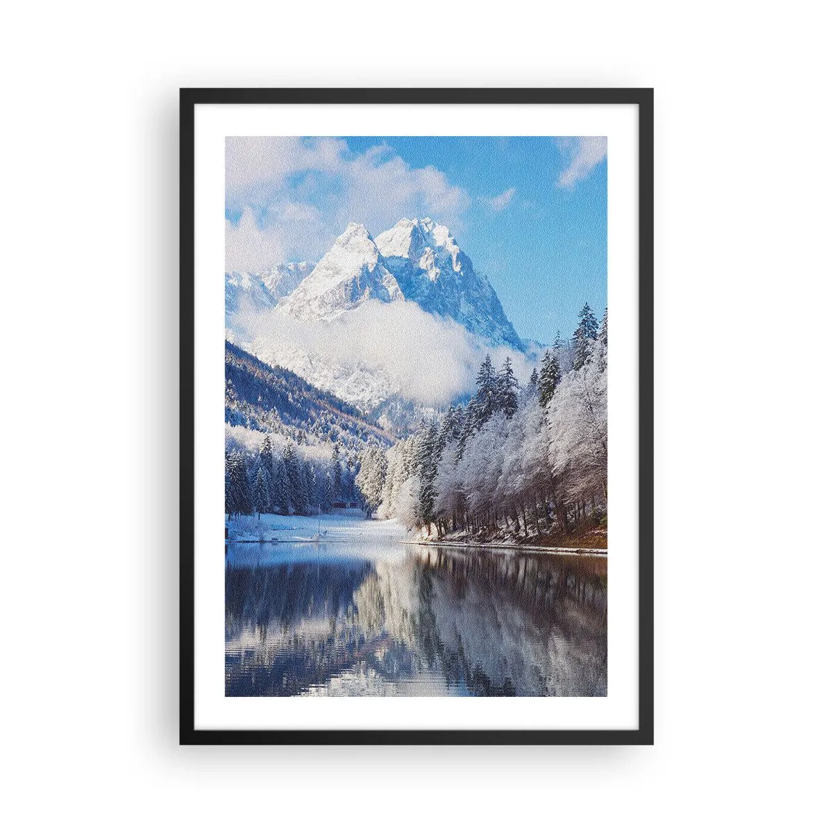 Plakat i sort ramme - Snedækkede bjerge spejlet i en sø om vinteren - 50x70cm - Snevagten - Moderne vægdekoration til stue og soveværelse ARTTOR