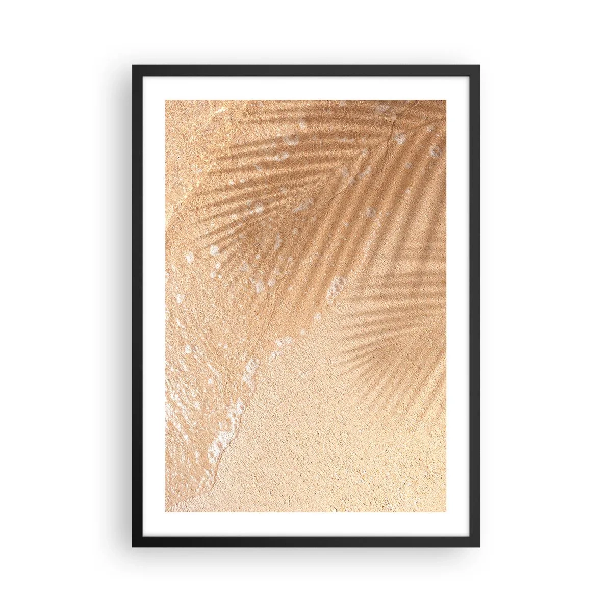Plakat i sort ramme - Skyggen af palmeblade på strandens gyldne sand - 50x70cm - Skyggen af en varm sommer - Moderne vægdekoration til stue og soveværelse ARTTOR