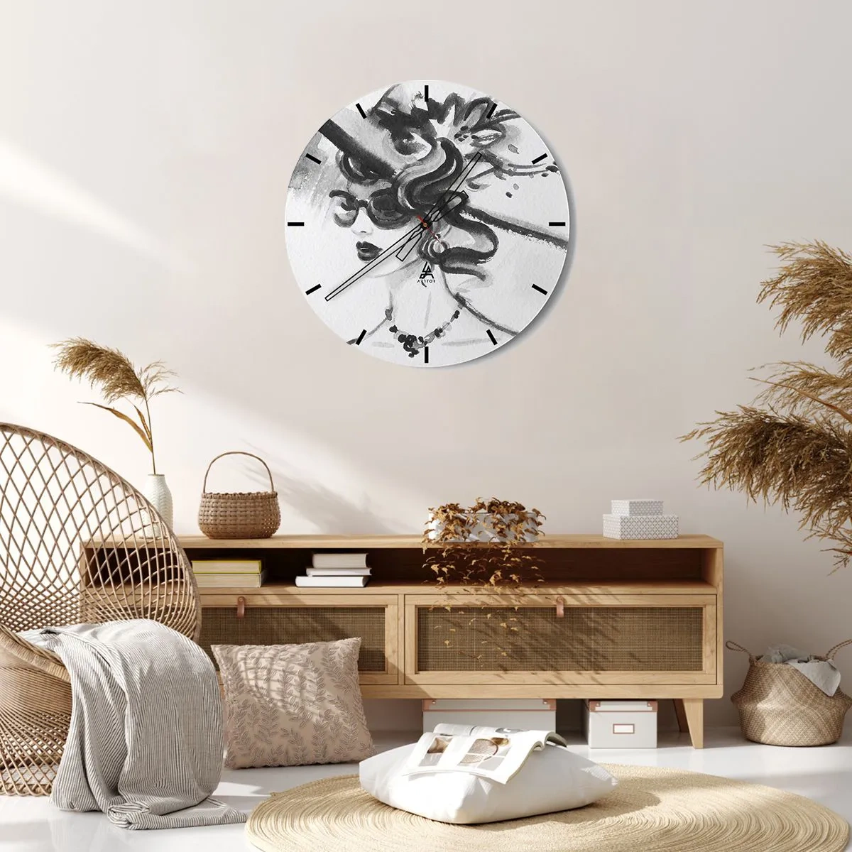 Vægur, Uret - Sort-hvid skitse af en elegant kvinde med briller og hat. - 30x30cm - Dame med karakter - Moderne vægdekoration til stue, køkken og soveværelse ARTTOR