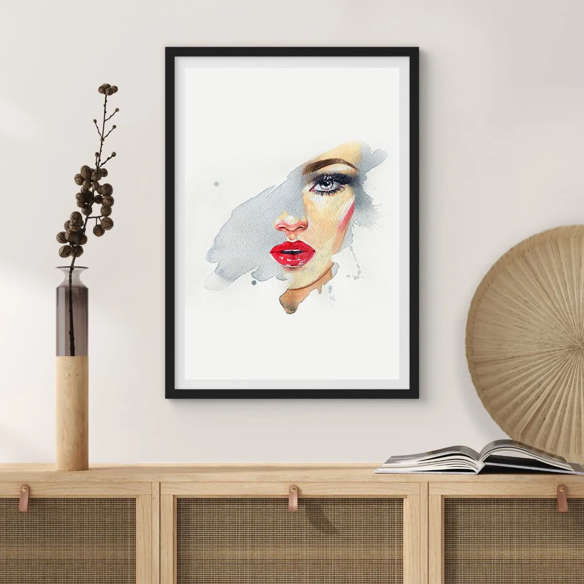 Plakat i sort ramme - Akvarelportræt af en kvinde med røde læber - 50x70cm - Refleksion i en vanddråbe - Moderne vægdekoration til stue og soveværelse ARTTOR