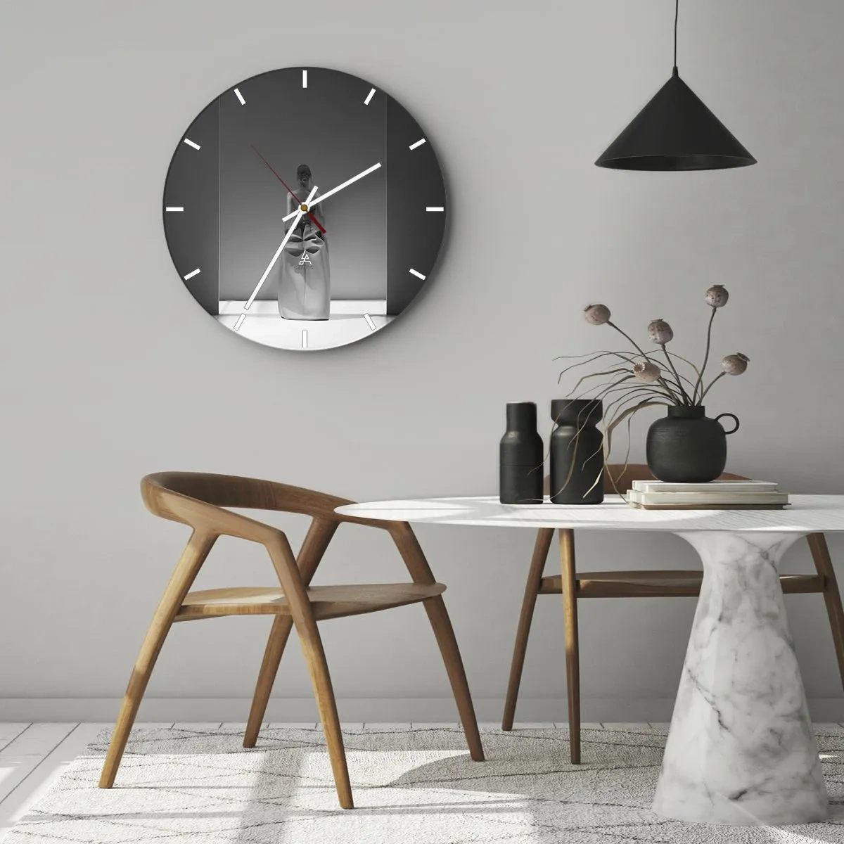 Vægur, Uret - Sort-hvid skulptur af en kvinde i et minimalistisk rum - 30x30cm - Raffineret enkelhed - Moderne vægdekoration til stue, køkken og soveværelse ARTTOR