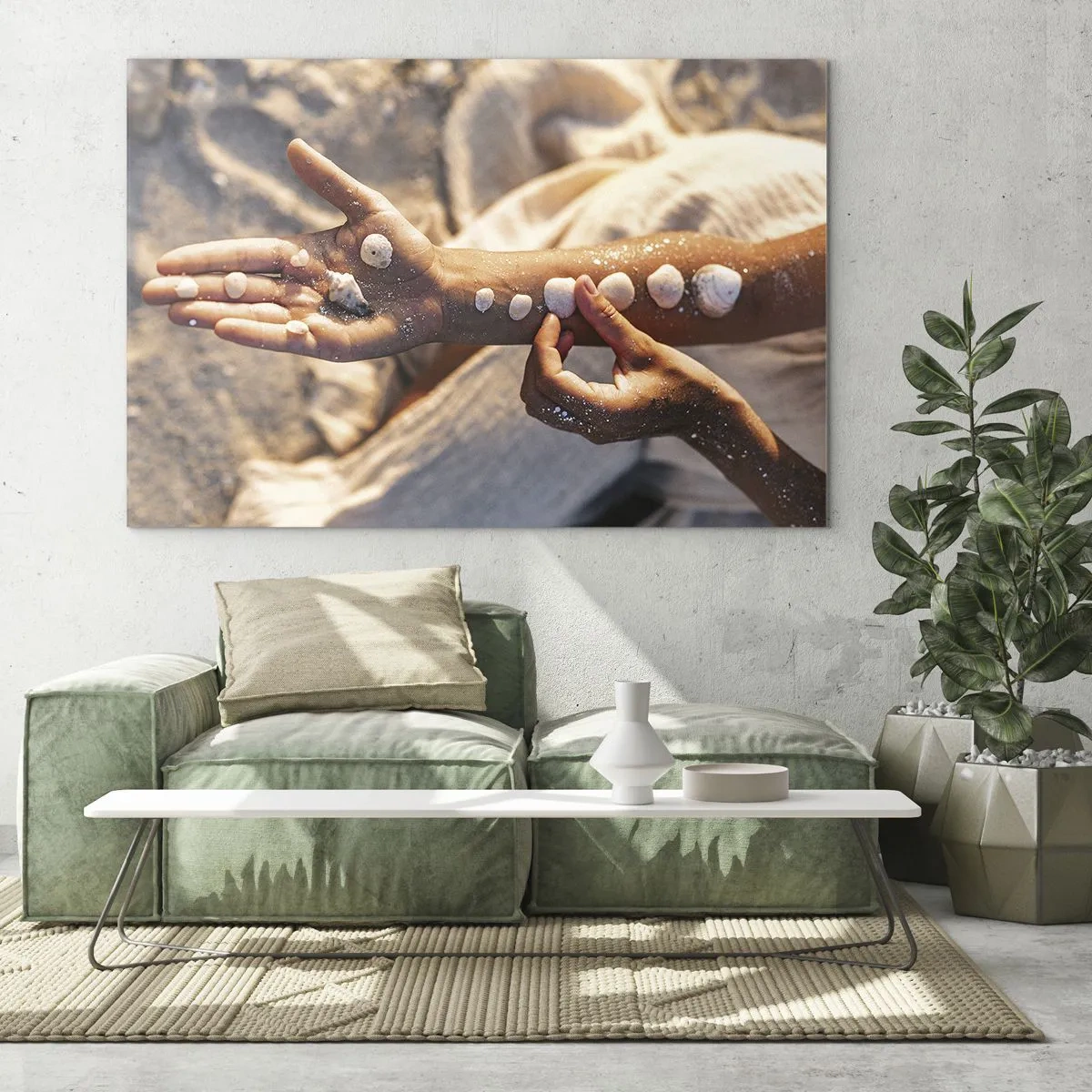 Billede på glas - Barnehænder med muslingeskaller på en baggrund af sand og stof - 70x50cm - Skønhed inden for rækkevidde - Moderne vægdekoration til stue og soveværelse ARTTOR