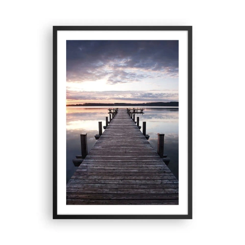 Plakat i sort ramme - En træbro over en rolig sø ved solnedgang - 50x70cm - Den tavse grænse mellem dag og nat - Moderne vægdekoration til stue og soveværelse ARTTOR