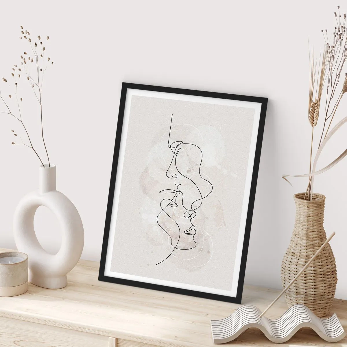 Plakat i sort ramme - Omfavnet i en omfavnelse - 30x40 cm