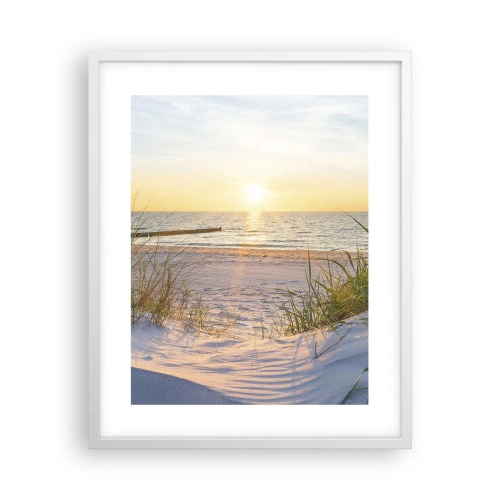Plakat i hvid ramme - Havet brummer, fuglene synger, en vild strand midt i græsset.... - 40x50 cm