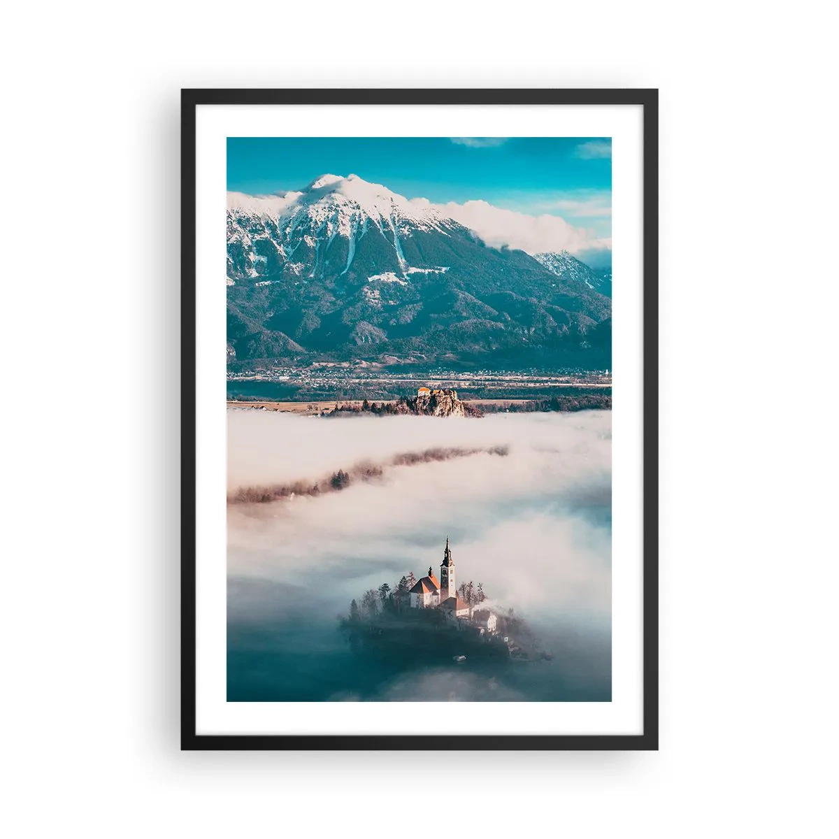 Plakat i sort ramme - En kirke på en ø omgivet af tåge med en bjergbaggrund - 50x70cm - Begyndelsen på et eventyr - Moderne vægdekoration til stue og soveværelse ARTTOR