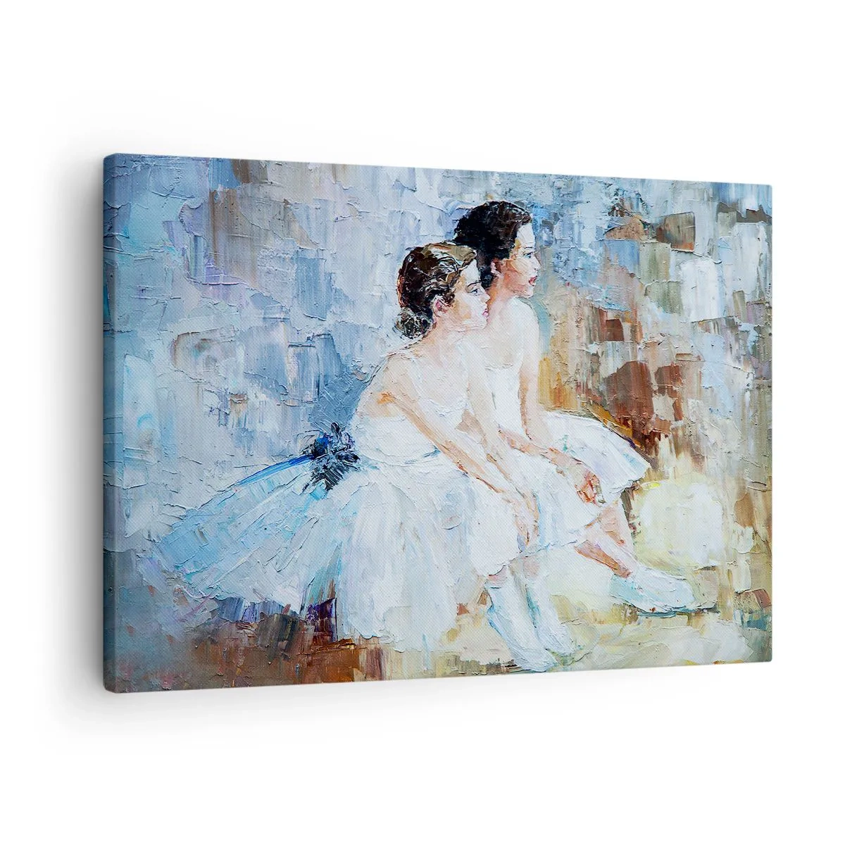 Lærredstryk - Billede på lærred - To ballerinaer i hvidt tøj slapper af mod en pastelfarvet baggrund. - 70x50cm - Hvile for unge svaner - Moderne vægdekoration til stue og soveværelse ARTTOR
