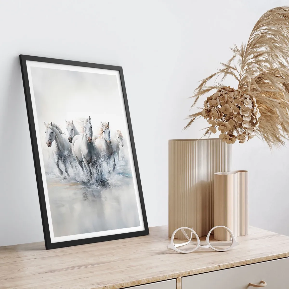 Plakat i sort ramme - Hvide heste galoperer gennem vand i dynamiske omgivelser - 50x70cm - Hvid magi - Moderne vægdekoration til stue og soveværelse ARTTOR