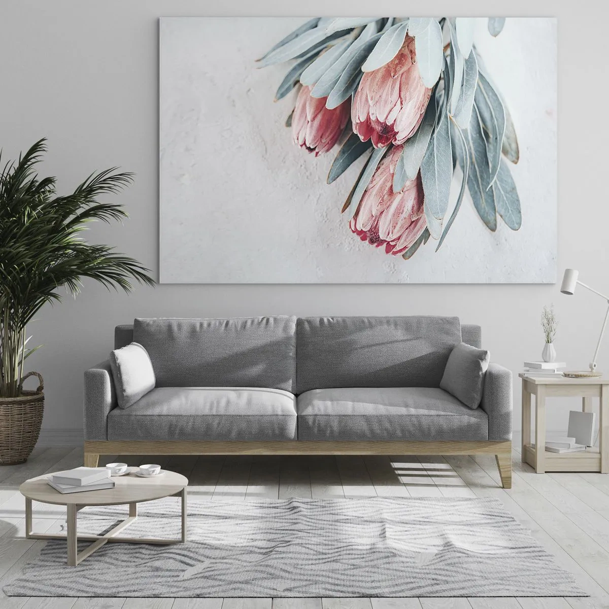 Billede på glas - Tre pastelfarvede proteablomster med blade på en lys baggrund - 70x50cm - Skammer sig over deres egen skønhed - Moderne vægdekoration til stue og soveværelse ARTTOR