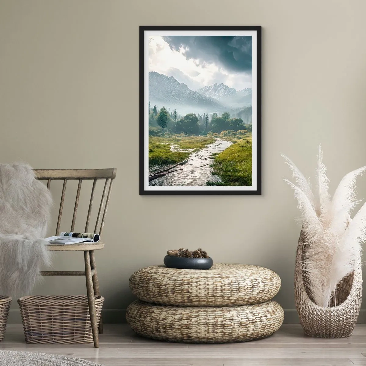 Plakat i sort ramme - En bjergdal med en flod og majestætiske bjerge i baggrunden - 50x70cm - Der og tilbage - Moderne vægdekoration til stue og soveværelse ARTTOR