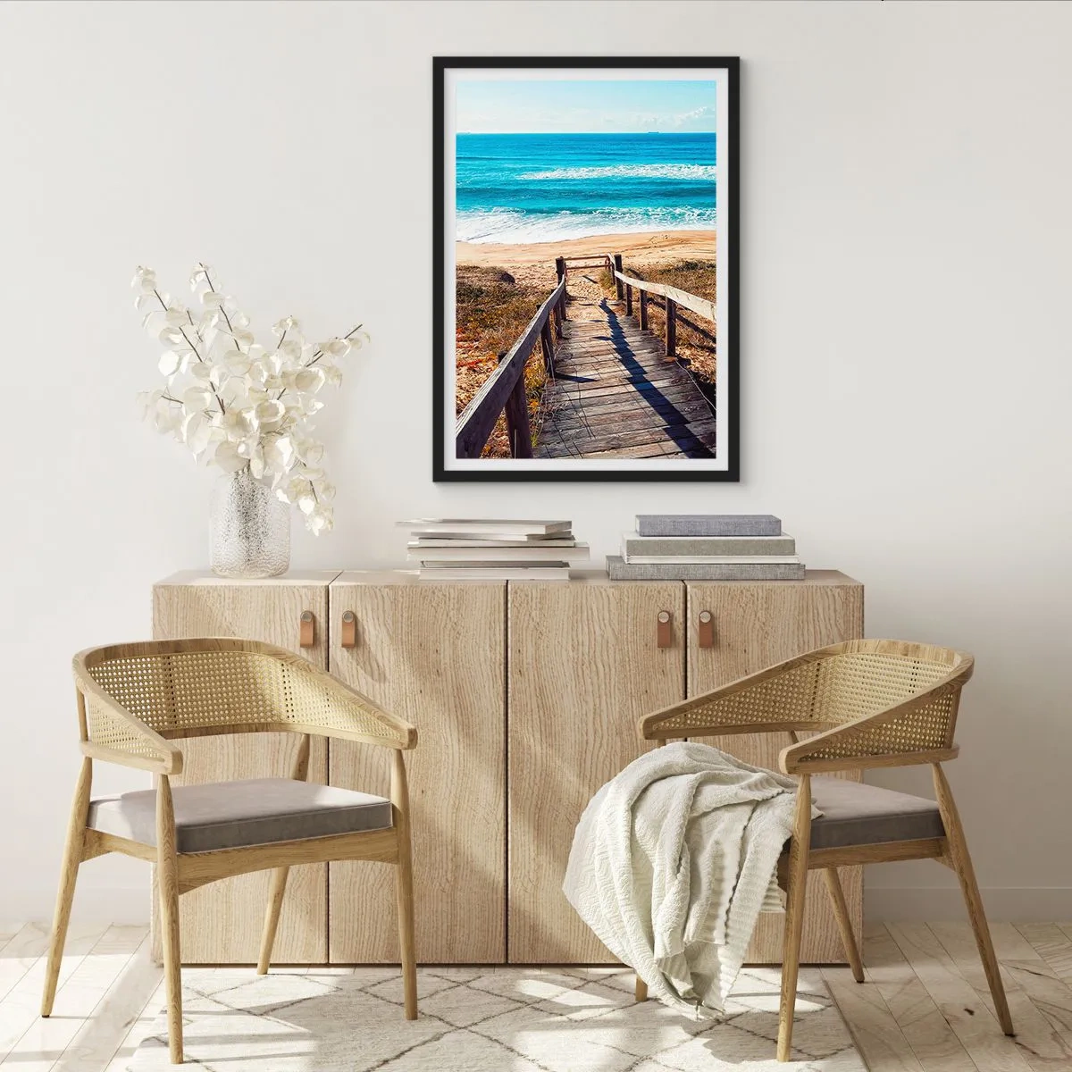 Plakat i sort ramme - Træsti, der fører til stranden med havudsigt - 50x70cm - Løb! - Moderne vægdekoration til stue og soveværelse ARTTOR