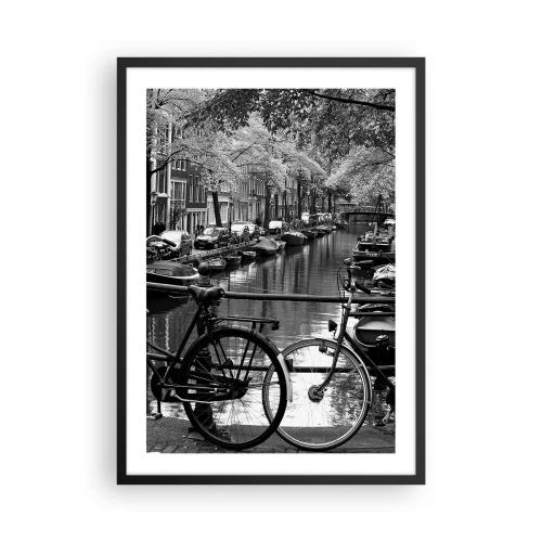 Plakat i sort ramme - Sort-hvid udsigt over en kanal med cykler i Amsterdam - 50x70cm - En meget hollandsk udsigt - Moderne vægdekoration til stue og soveværelse ARTTOR