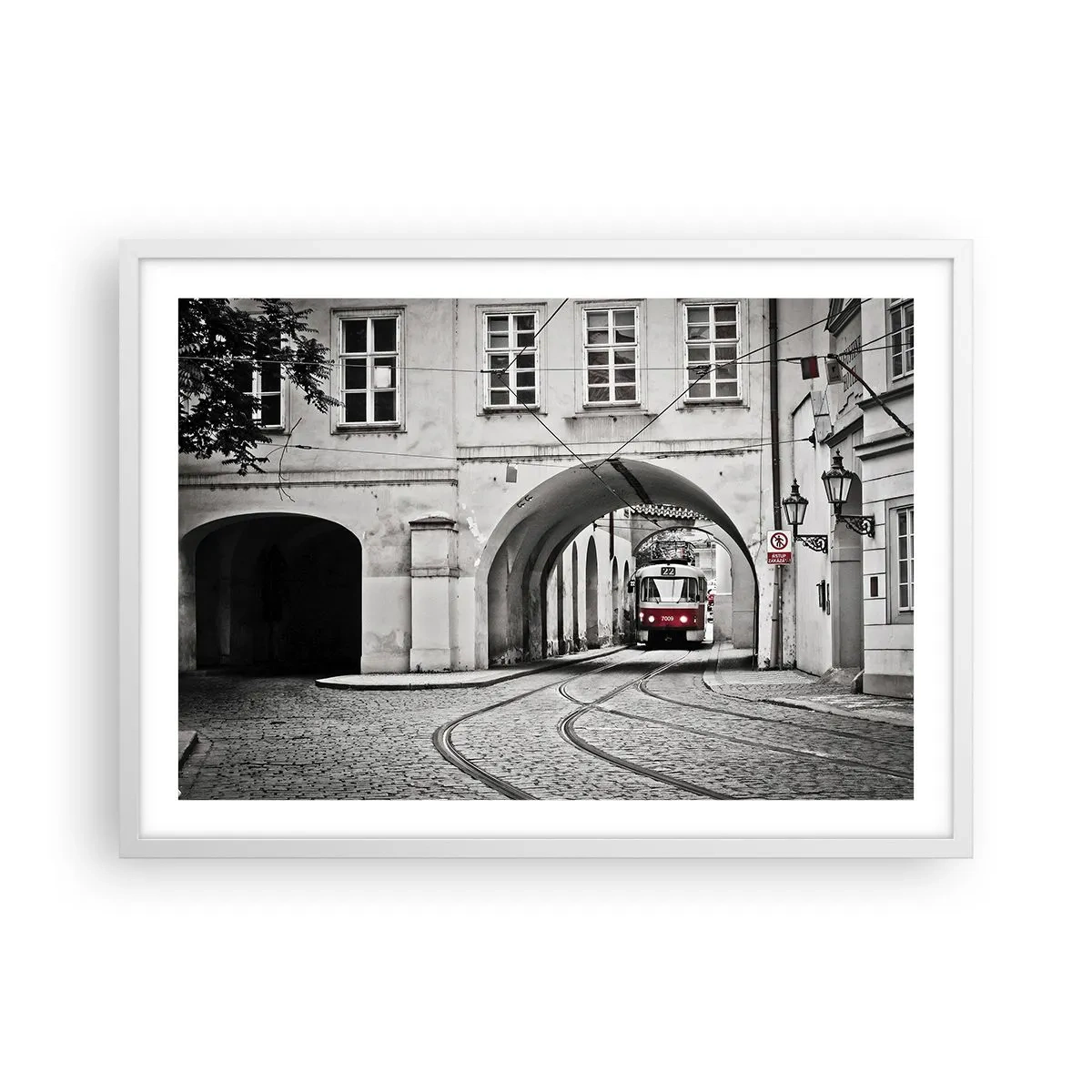 Plakat i hvid ramme - Gennem byens labyrint - 70x50 cm