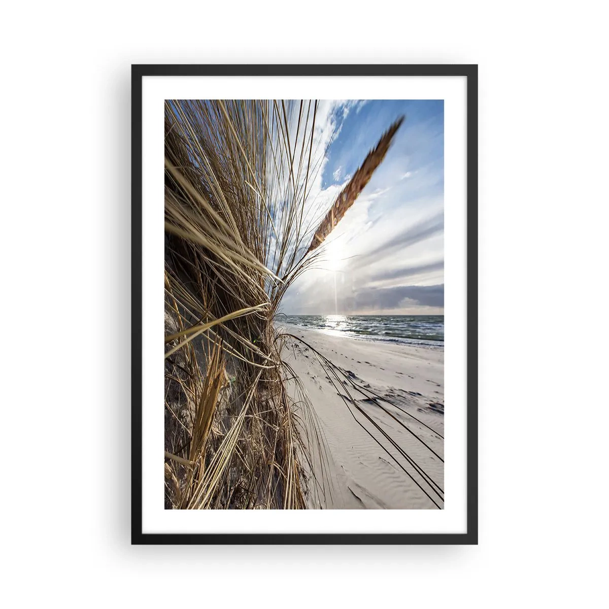 Plakat i sort ramme - Strand med udsigt over havet og græs i solen - 50x70cm - Et møde mellem elementerne - Moderne vægdekoration til stue og soveværelse ARTTOR