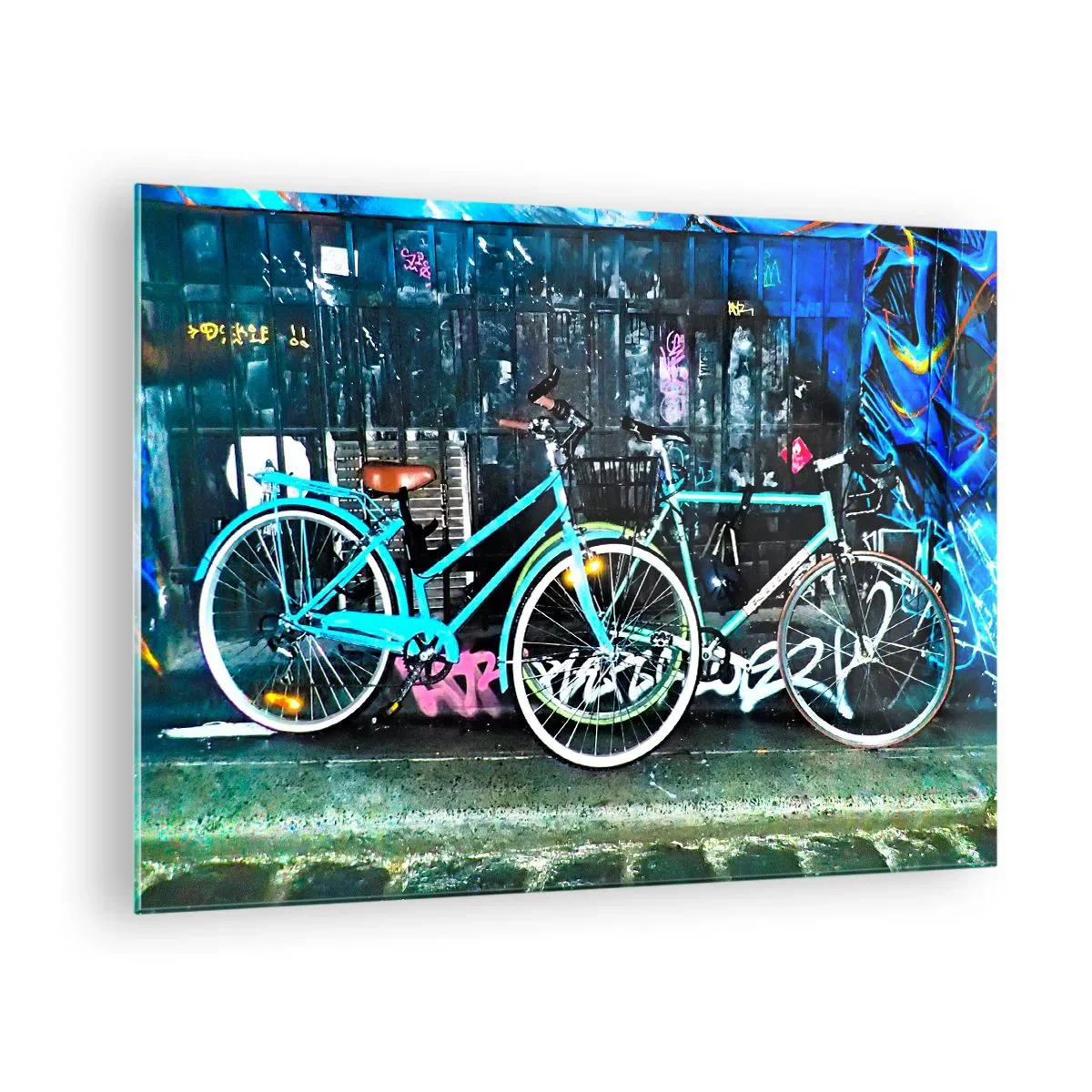 Billede på glas - En bycykel med graffiti og neonstemning som baggrund - 70x50cm - Byen skriger - Moderne vægdekoration til stue og soveværelse ARTTOR