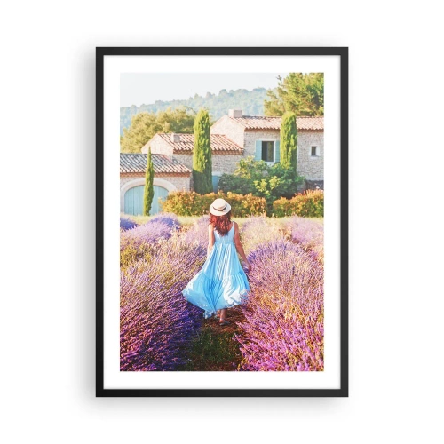 Plakat i sort ramme - En kvinde i en blå kjole går gennem en lavendelmark. - 50x70cm - Lavendel pige - Moderne vægdekoration til stue og soveværelse ARTTOR