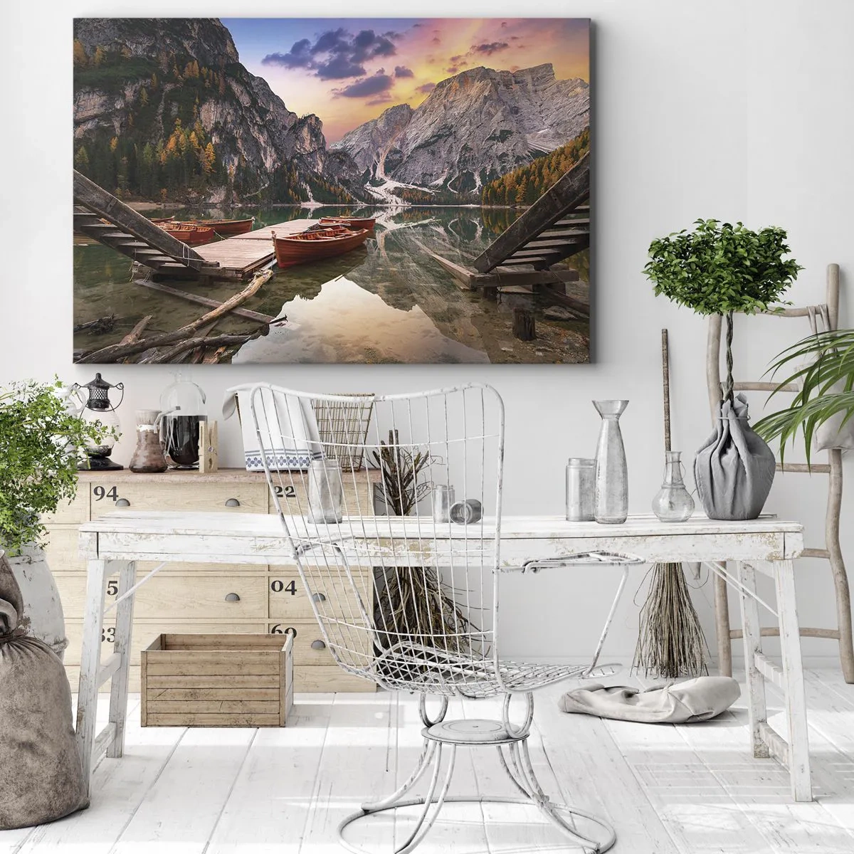Lærredstryk - Billede på lærred - Bjergsø med både ved solnedgang - 70x50cm - Dagens løfte - Moderne vægdekoration til stue og soveværelse ARTTOR