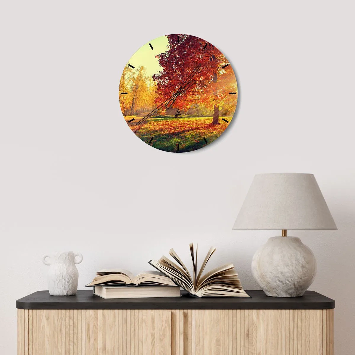 Vægur, Uret - Efterårslandskab med et træ med røde blade i parken - 30x30cm - Rød er smuk - Moderne vægdekoration til stue, køkken og soveværelse ARTTOR