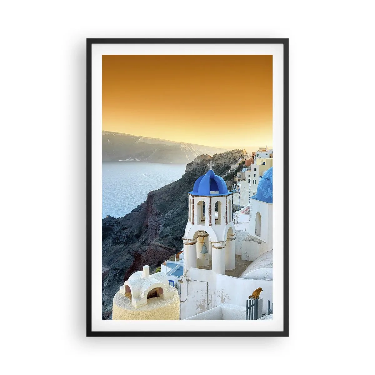 Plakat i sort ramme - Santorini - omfavnet af klipperne - 61x91 cm