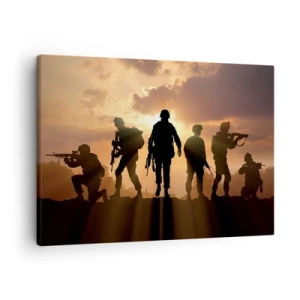 Lærredstryk - Billede på lærred - Soldater mod baggrunden af den nedgående sol i dynamiske omgivelser - 70x50cm - Brothers in arms - Moderne vægdekoration til stue og soveværelse ARTTOR
