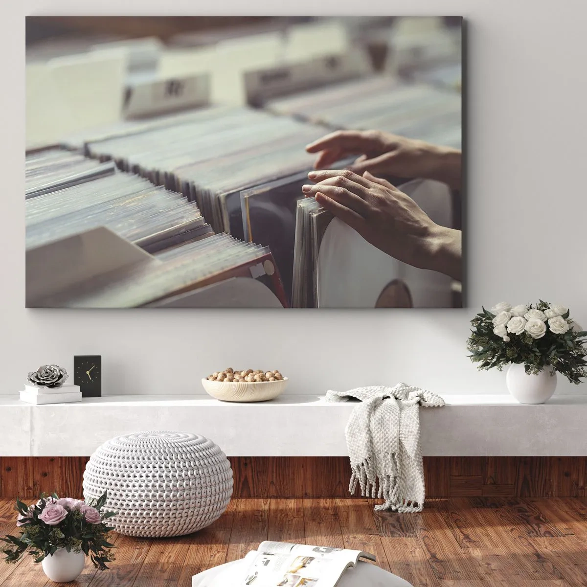Lærredstryk - Billede på lærred - Hænder kigger igennem en vinylsamling - 70x50cm - På jagt efter følelser - Moderne vægdekoration til stue og soveværelse ARTTOR