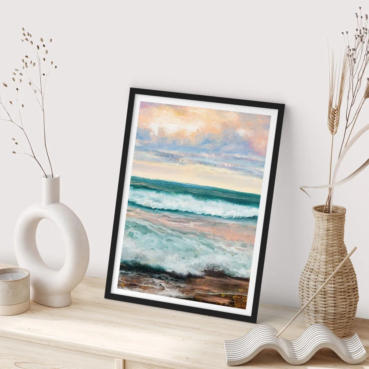 Plakat i sort ramme - Havbølger ved solnedgang - 50x70cm - Her vil du glatte din sjæl - Moderne vægdekoration til stue og soveværelse ARTTOR