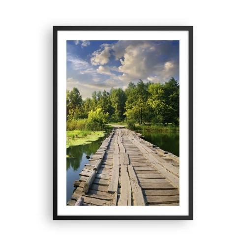 Plakat i sort ramme - En træbro over en flod omgivet af grønne områder - 50x70cm - Sommer, sommer overalt - Moderne vægdekoration til stue og soveværelse ARTTOR