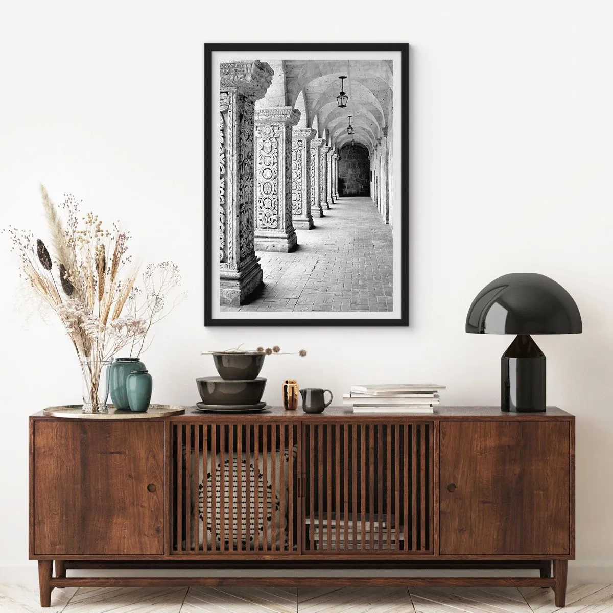 Plakat i sort ramme - Et sort-hvidt fotografi af et historisk kloster med søjler - 50x70cm - Og hvor går det hen...? - Moderne vægdekoration til stue og soveværelse ARTTOR