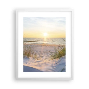Plakat i hvid ramme - Havet brummer, fuglene synger, en vild strand midt i græsset.... - 40x50 cm