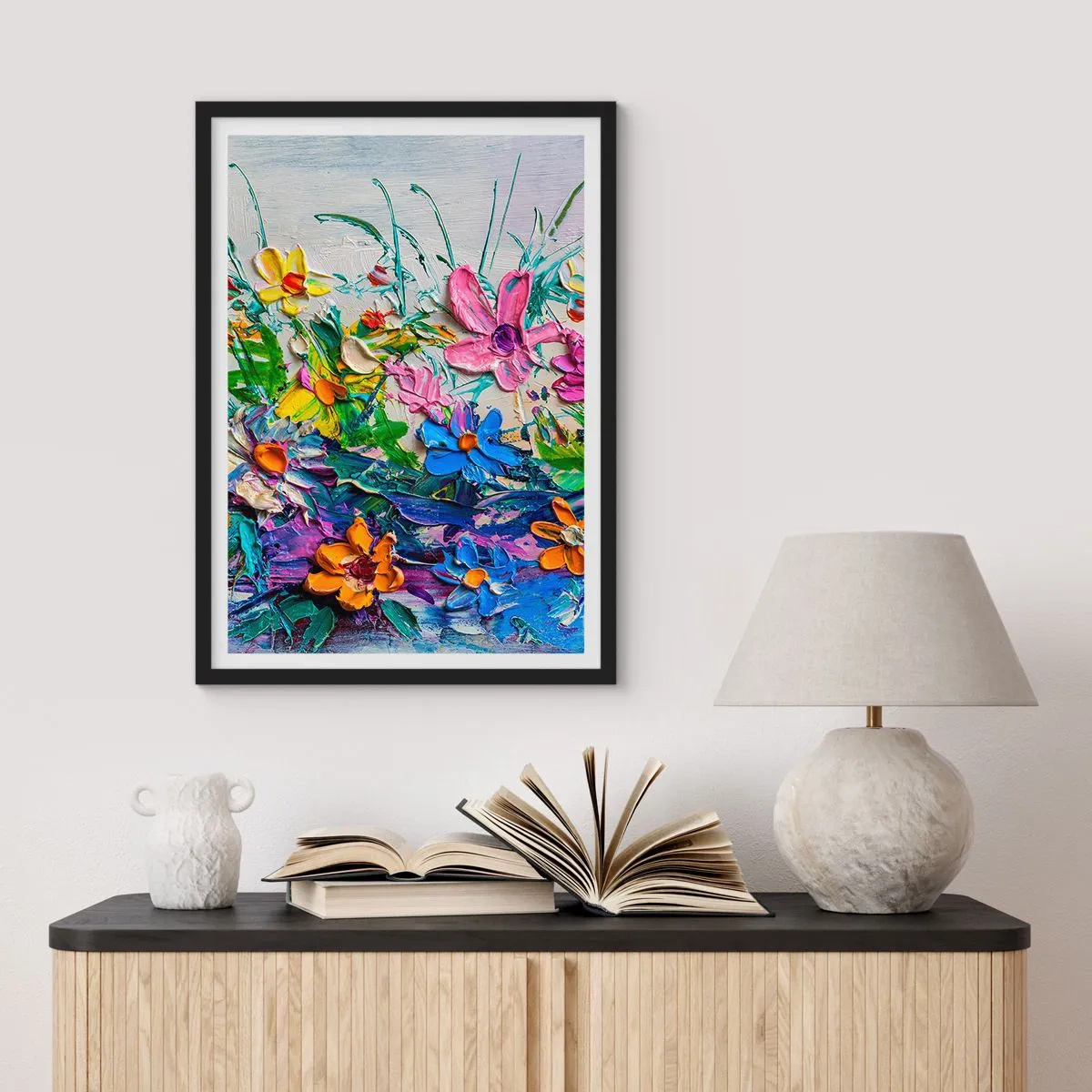 Plakat i sort ramme - En blomsterkomposition malet med en tyk tekstur og levende farver - 50x70cm - Overhovedet ikke et stilleben - Moderne vægdekoration til stue og soveværelse ARTTOR