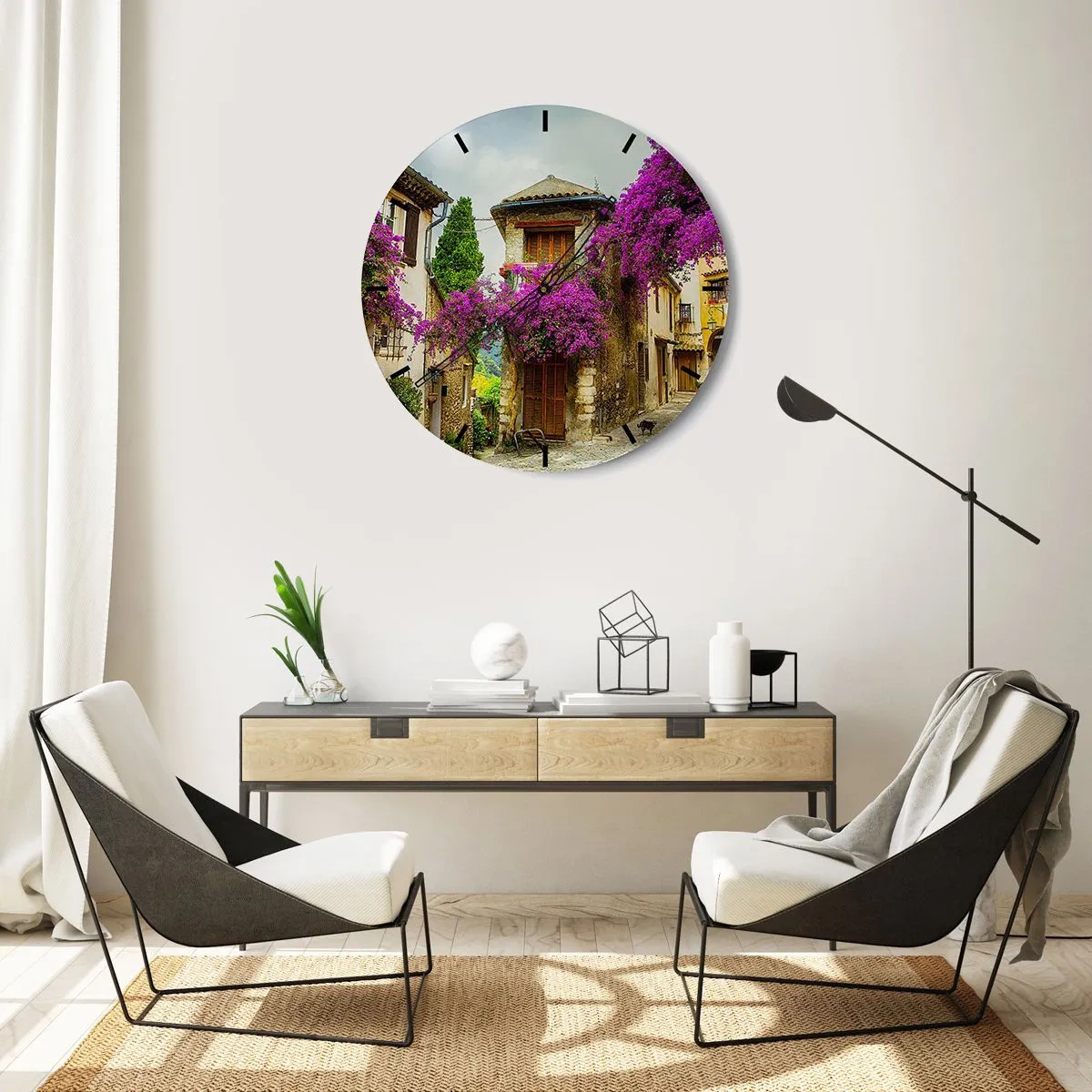 Vægur, Uret - En urskive med et gademotiv og et hus omgivet af lilla blomster. - 30x30cm - Under en blomstret baldakin - Moderne vægdekoration til stue, køkken og soveværelse ARTTOR